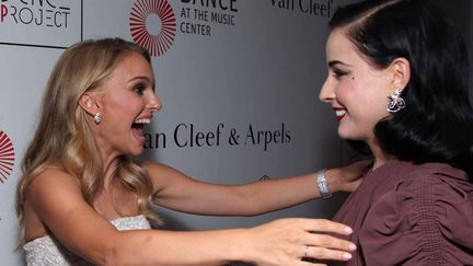 Depuis qu'elle est blonde, Natalie Portman (G) surjoue un peu tout, comme le bonheur de voir Dita von Tease. Jennifer Aniston a du souci &agrave; se faire... (ALEX J. BERLINER / AP / SIPA)