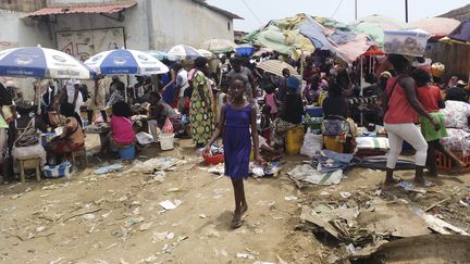 Sur un marché de Cabinda, capitale de la province angolaise du même nom, le 9 avril 2019. (DANIEL GARELO PENSADOR / AFP)