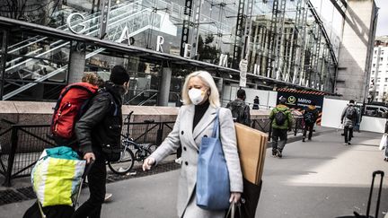 L'entrée de la gare Montparnasse, à Paris, le 17 mars 2020, en pleine pandémie de Covid-19.&nbsp; (YANN CASTANIER / HANS LUCAS)