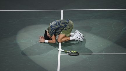 Holger Rune après sa victoire en finale du Masters 1000 de Paris-Bercy face à Novak Djokovic, le 6 novembre 2022. (JULIEN DE ROSA / AFP)