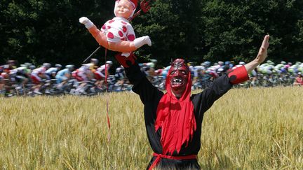 Un supporter d&eacute;guis&eacute; en diable pose lors du passage du peloton pendant la dixi&egrave;me &eacute;tape du Tour de France&nbsp;entre Saint-Gildas-des-Bois et Saint-Mal&ocirc; (Ille-et-Vilaine), le 9 juillet 2013. (JOEL SAGET / AFP)