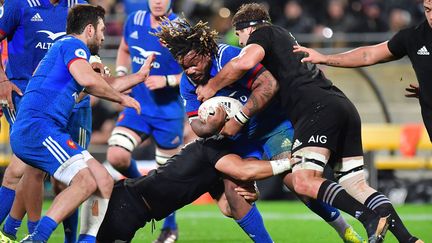 Mathieu Bastareaud est plaqué par Ardie Savea, lors d'un match test entre la France et la Nouvelle-Zélande le 16 juin 2018 à Wellington (Nouvelle-Zélande). (MARTY MELVILLE / AFP)