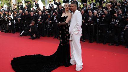 Le styliste français Olivier Rousteing prend la pose aux côtés de son amie et mannequin Cara Delevingne.&nbsp; (VALERY HACHE / AFP)