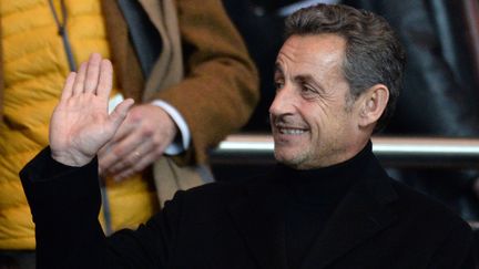 Nicolas Sarkozy salue des spectateurs lors du match PSG-FC Nantes, le 19 janvier 214 au Parc des Princes.&nbsp; (JEFFROY GUY / SIPA)