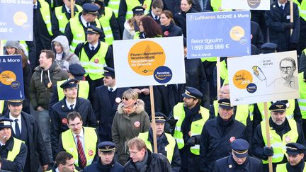 Des pilotes de Lufthansa manifestent le 30 novembre 2016 à Francfort (Allemagne). (UWE ANSPACH / DPA / AFP)