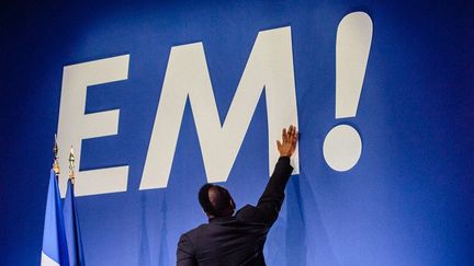 Le logo du mouvement "En Marche !" exhibé lors de la présentation du programme du candidat Emmanuel Macron, en 2017. (AURELIEN MORISSARD / MAXPPP)