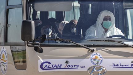 Un chauffeur de bus et des passagers portant des masques, à Alger, le 3 février 2020.&nbsp; (FATMA HAMDI / DPA)