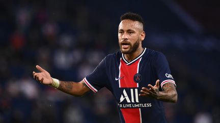 L'attaquant brésilien du PSG Neymar a pris un carton rouge dimanche 13 septembre face à l'OM. Il assure&nbsp;avoir été la cible d'injures racistes. (FRANCK FIFE / AFP)