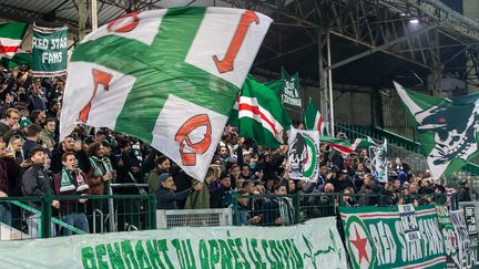 Le bouillant public du Red Star au stade Bauer à Saint-Ouen, le 5 novembre 2021. (DENIS TRASFI / MAXPPP)