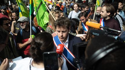 Le secrétaire national d'EELV, Julien Bayou, répond à la presse lors de la manifestation du 1er mai 2022 à Paris. (STEPHANE DUPRAT / HANS LUCAS / AFP)