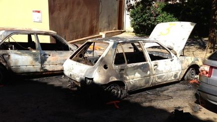 Deux des voitures incendi&eacute;es le 4 septembre 2013 &agrave; Lavaur (Tarn). (CHRISTIAN BESTARD / FRANCE 3 MIDI-PYRENEES)