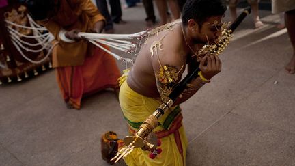 D'autres s'offrent &agrave; leur dieu Murugan en s'infligeant des souffrances dans leur chair. (CHRIS MCGRATH / GETTY IMAGES)