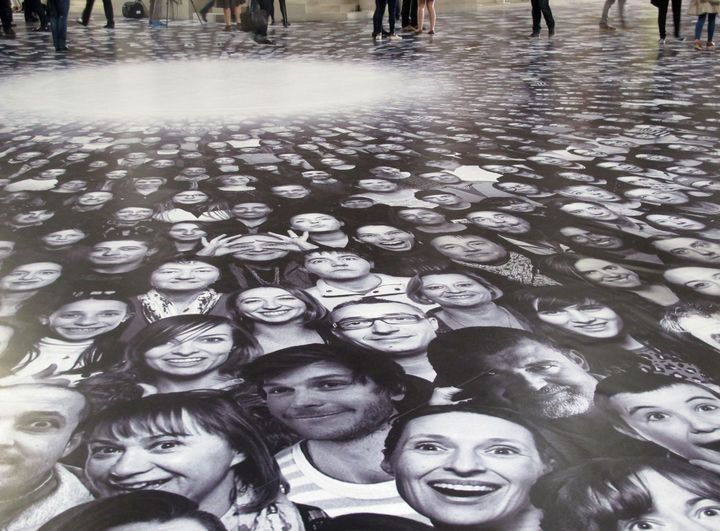 Au sol du Panthéon, des milliers de visages rassemblés par JR (3 juin 2014)
 (Photo Valérie Oddos / Culturebox / France Télévisions)