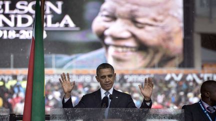 Le pr&eacute;sident am&eacute;ricain Barack Obama&nbsp;a &eacute;t&eacute; ovationn&eacute; comme personne sans doute en Afrique du Sud depuis Nelson Mandela. Il a su&nbsp;raviver la flamme de la c&eacute;r&eacute;monie, par un merci vibrant et personnel &agrave; Mandela, un&nbsp;"g&eacute;ant de l'histoire",&nbsp;"qui [lui] donne envie d'&ecirc;tre un meilleur homme". (BRENDAN SMIALOWSKI / AFP)