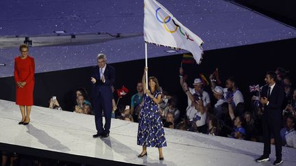 Anne Hidalgo, maire de Paris, remet le drapeau olympique à Thomas Bach qui le transmet à son tour à Karen Basse, maire de Los Angeles. Simone Biles est également invitée sur scène par l'édile du lieu des prochains Jeux olympiques. (MAXPPP)