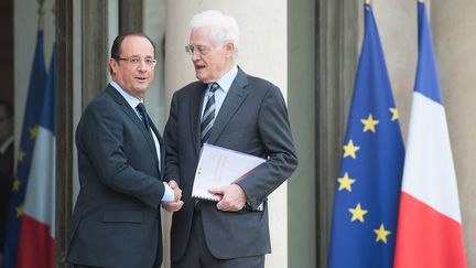 Fran&ccedil;ois Hollande et Lionel Jospin, lors de la remise du rapport de l'ancien Premier ministre sur la modernisation de la vie politique, le 9 novembre 2012 &agrave; l'Elys&eacute;e. (WITT / SIPA)