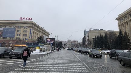 Une rue de la ville de&nbsp;Kharkiv (Ukraine), proche de la frontière avec la Russie, le 2 février 2022. (RAPHAEL GODET / FRANCEINFO)