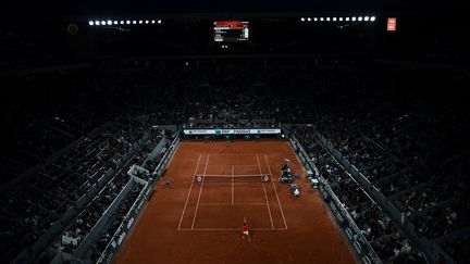 Le court Philippe-Chatrier lors du quart de finale entre Rafael Nadal et Novak Djokovic, à Roland-Garros, le 31 mai 2022. (CHRISTOPHE ARCHAMBAULT / AFP)