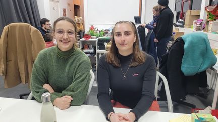 Lisa, étudiante en Master de santé publique et diplômé d'école d'infirmière (à gauche), et Claire, en Staps (à droite)vont manifester pour la première fois jeudi 19 janvier 2023. (THOMAS GIRAUDEAU / RADIO FRANCE)