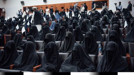 Les femmes afghanes qui avaient encore le droit d'aller à l'université devaient suivre leurs cours intégralement voilées (ADRIEN VAUTIER / LE PICTORIUM / MAXPPP)