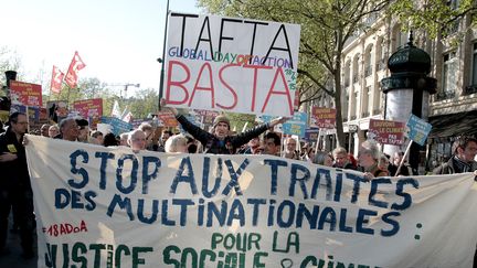 Des manifestants protestent contre le traité transatlantique, le 18 avril 2015, place de la République à Paris. (CITIZENSIDE / ERIC COQUELIN / AFP)