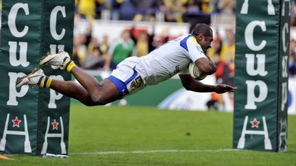 Le spectaculaire plongeon de Sitiveni Sivivatu (THIERRY ZOCCOLAN / AFP)