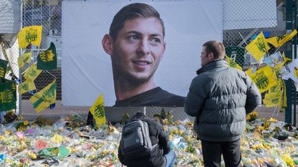 Des supporters nantais rendent hommage à Emiliano Sala, le 10 février 2019 devant le stade de la Beaujoire (Loire-Atlantique). (ESTELLE RUIZ / NURPHOTO / AFP)