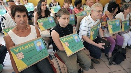 Des habitants de Bélesta, en Ariège, manifestent après le départ de leur médecin (archives, juillet 2010) (AFP / Rémy Gabalda)