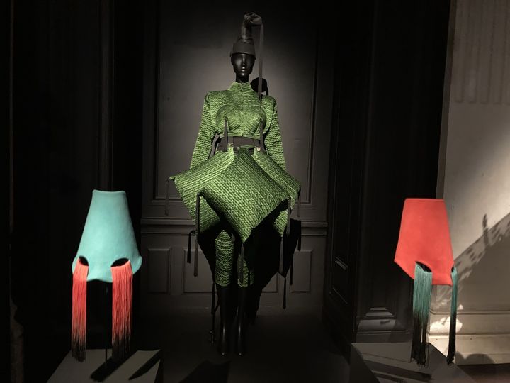 L'exposition "Stephen Jones, chapeaux d’artiste" au Palais Galliera : tenue Jean Paul Gaultier accessoirisée par Stephen Jones, le 17 octobre 2024. (CORINNE JEAMMET)