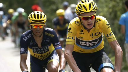 Alberto Contador (gauche) n'a pas pu r&eacute;pondre aux attaques de Christopher Froome sur les pentes du Mont Ventoux (Vaucluse), dimanche 14 juillet.&nbsp; (JOEL SAGET / AFP)