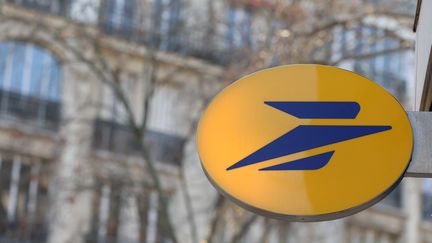 Les services postaux dans les territoires vont subir une coupe de 50 millions d'euros, a annoncé La Poste. (ALAIN JOCARD / AFP)