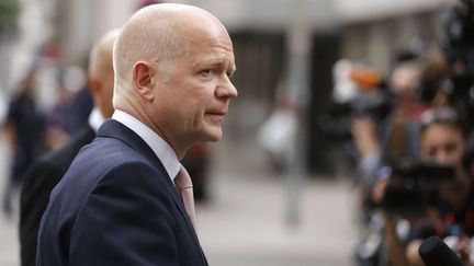 Le ministre des Affaires &eacute;trang&egrave;res britannique, William Hague, r&eacute;pond aux questions des journalistes apr&egrave;s une r&eacute;union sur le nucl&eacute;aire iranien, le 13 juillet 2014 &agrave; Vienne (Autriche).&nbsp; (JIM BOURG / AP / SIPA)