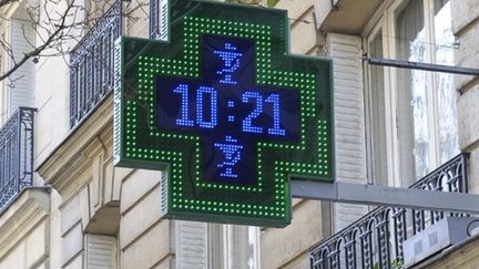 Enseigne de pharmacie à Paris (AFP - MIGUEL MEDINA)