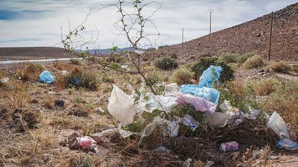 La lutte contre les sacs plastique continue. Depuis leur interdiction en juillet 2016, le gouvernement mène une opération «zéro Mika», nom donné aux sacs plastique. Cette interdiction s’inscrit dans la politique environnementale voulue par le royaume. Le pays a décidé la promotion des sacs en toile, une alternative écologiquement viable. «Les ménages marocains consomment environ 25 milliards par an de sacs. Sauf qu’après utilisation, ils finissent dans la nature, faute d’une filière de récupération et de recyclage. Conséquence: des océans à perte de vue de sacs en plastique (dont la durée de vie est estimée à près de quatre siècles) et un impact désastreux sur l’environnement», note le journal marocain «l'Economiste». Aujourd’hui, 57 entreprises produisent de nouveaux contenants: un milliard de sacs tissés, 1,8 milliard de sacs non-tissés, 8 milliards de sacs en papier et 1.000 tonnes de produits de thermoformage par an, se félicite le ministère de l’Industrie et de l’Investissement.
 (Frank Rumpenhorst / dpa / AFP)