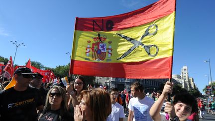 Des manifestants protestent contre les coupes budg&eacute;taires du gouvernement espagnol, le 15 septembre 2012 &agrave; Madrid. (DOMINIQUE FAGET / AFP)