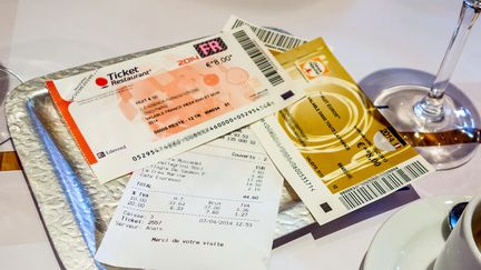 Des tickets restaurant pris en photo le 7 avril 2014 &agrave; Lille (Nord). (PHILIPPE HUGUEN / AFP)