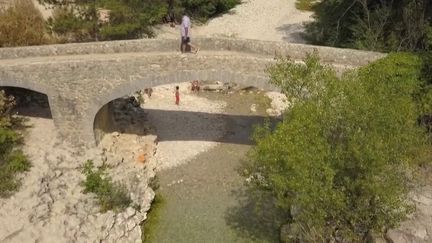 Cet été, de nombreux Français ont choisi de délaisser les côtes pour la montagne. Une surfréquentation qui entraîne aussi une pollution. C'est le cas des gorges du Toulourenc, au pied du mont Ventoux, dans le Vaucluse. (France 3)