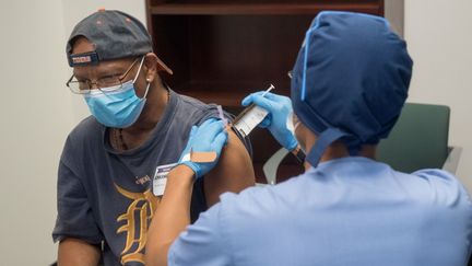 Un volontaire reçoit une injection du candidat vaccin Moderna en phase de test, le 5 août 2020, à Detroit (Michigan, Etats-Unis). (HENRY FORD HEALTH SYSTEM / AFP)