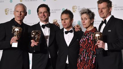 A la cérémonie des Bafta, de gauche à droite, le producteur Peter Czernin, le réalisateur Martin McDonagh, l'acteur Sam Rockwell, l'actrice Frances McDormand et le producteur Graham Broadbent, récompensés pour "Three Billboards : les panneaux de la vengeance"
 (Ben Stansall / AFP)