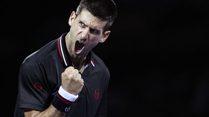 Le Serbe Novak Djokovic c&eacute;l&egrave;bre sa victoire face au Chypriote Marco Baghdatis en finale de l'open de tennis de Key Biscane (Floride), le 24 mars 2012. (ANDREW INNERARITY / REUTERS)