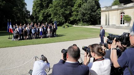 Des photographes capturent&nbsp;le premier cliché du gouvernement Philippe 2, le 22 juin 2017 à Paris. (THOMAS SAMSON / AFP)