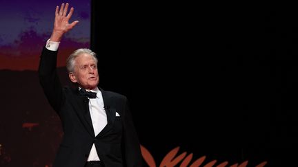 L'acteur américain Michael Douglas présent sur scène, avant de recevoir la Palme d'or honorifique du 76e Festival de Cannes, le 16 mai 2023. (VALERY HACHE / AFP)