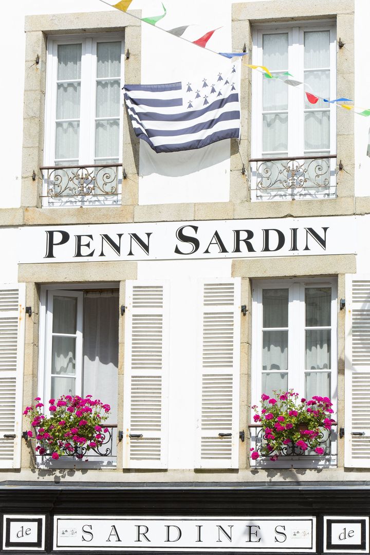 La façade d'un magasin de sardines à Douarnenez.&nbsp; (ESCUDERO PATRICK / HEMIS.FR / HEMIS.FR)