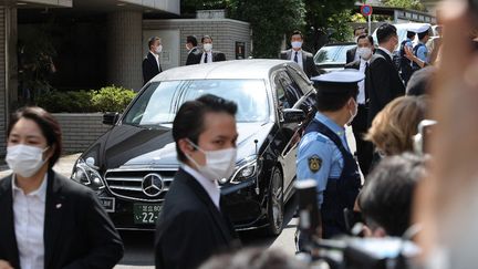 Un véhicule transportant le cercueil de l'ancien Premier ministre Shinzo Abe arrive à son domicile de Tokyo (Japon), le 9 juillet 2022. (RYO AOKI / YOMIURI / AFP)