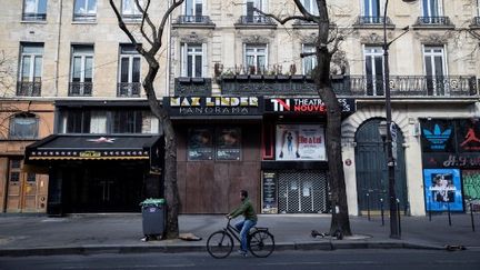 Le cinéma Max Linder Panorama, fermé pour cause de Covid-19, à Paris, le 15 mars 2020. (THOMAS SAMSON / AFP)