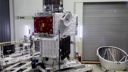 Une partie de l'engin BepiColombo,&nbsp;qui doit partir explorer Mercure, présenté dans un centre de test de&nbsp;Spijkenisse (Pays-Bas), jeudi 6 juin 2017. (C. CARREAU / EUROPEAN SPACE AGENCY / AFP)