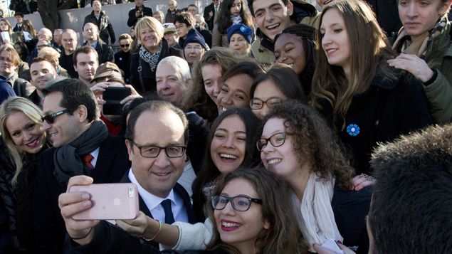 &nbsp; (François Hollande se prête à la mode des selfies © REUTERS/Francois Mori)