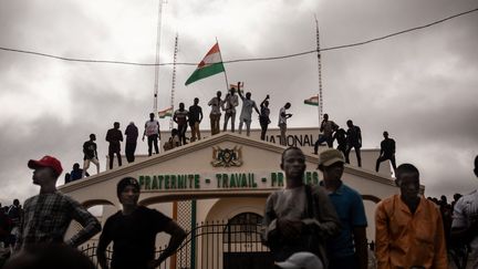 Des partisans des putschistes manifestent à Niamey, le 3 août 2023. (AFP)