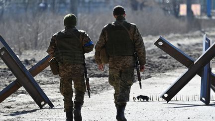 Des soldats ukrainiens sur la ligne de front, près de Kiev (Ukraine), le 20 mars 2022. (GENYA SAVILOV / AFP)