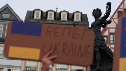 Une manifestation de soutien à l'Ukraine devant la fontaine de la Justice à Francfort (Allemagne), le 4 mars 2022. (SEBASTIAN GOLLNOW / DPA VIA AFP)